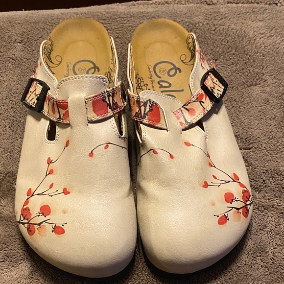 Women's Floral White Mules with Red Accents - Picture 1 of 4